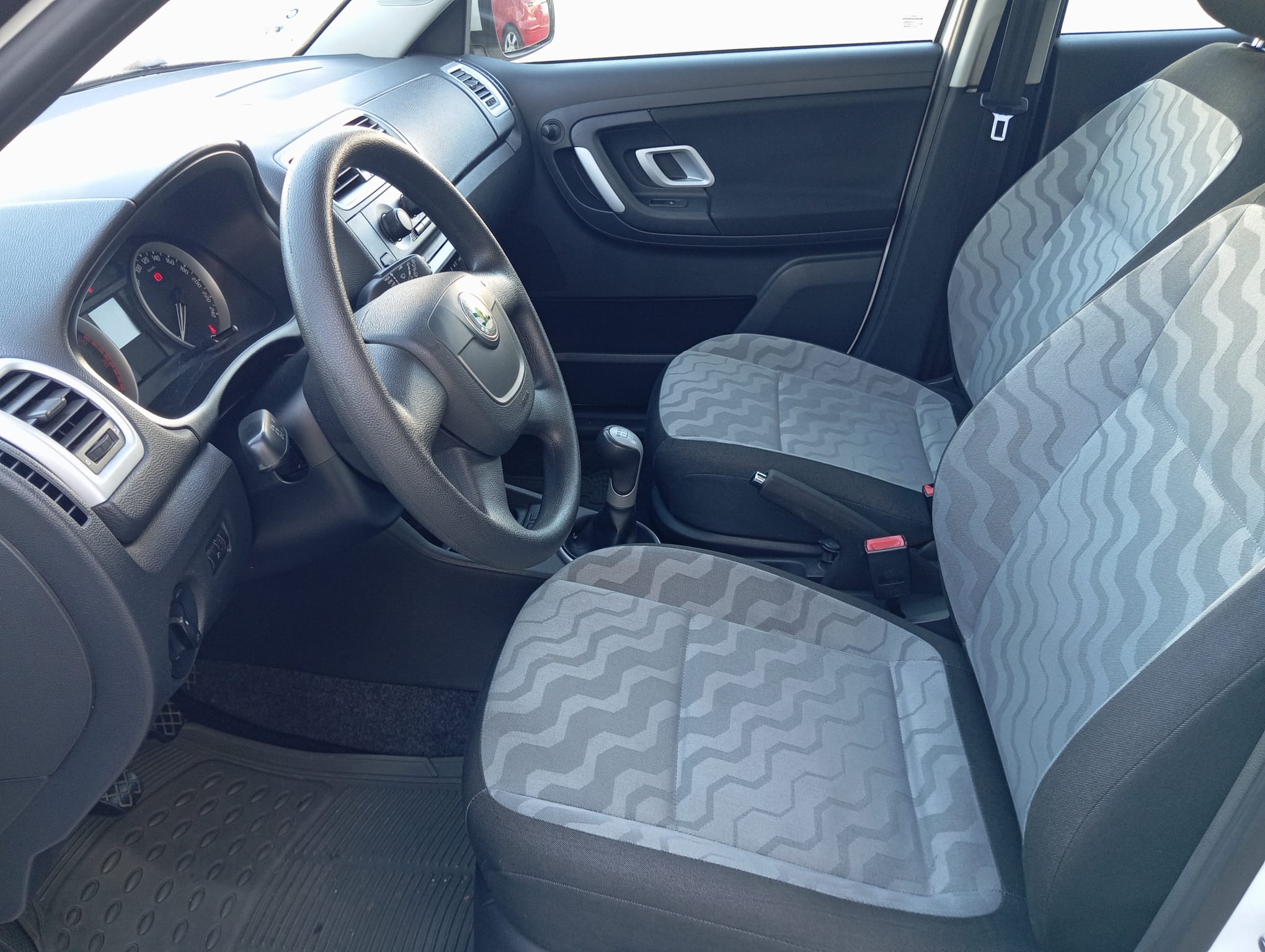 
								SKODA FABIA 1.2 lleno									